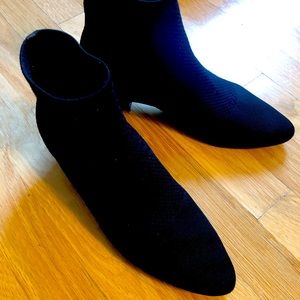 Eileen Fisher black knit booties size 8 GUC
